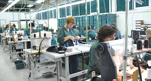 Радница је отишла у БОЛНИЦУ и сазнала да нема здравствено осигурање, да су сви ОДЈАВЉЕНИ 5. јуна: Како је фабрика обуће у Суботици у једном дану отпустила 60 запослених!