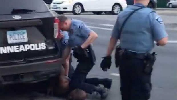 Нови снимак Флојдовог убиства, пролазници преклињали полицајце да га пусте (ВИДЕО)