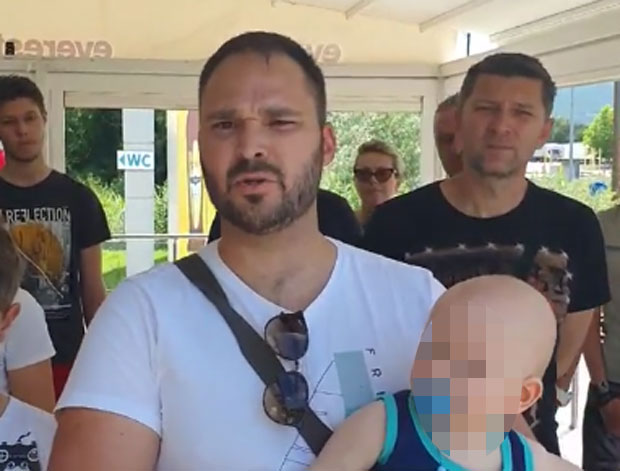 Повео сам сина. Има 9 месеци: Игор објавио снимак са Грчке границе (ВИДЕО)