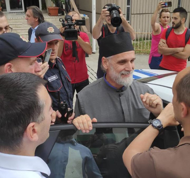 Драма испред Тужилаштва у Подгорици: Грађани блокирали полицијско возило, покушали да спрече спровођење пароха Ћалића (ВИДЕО)