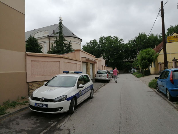 Службеник парохије ИЗБОДЕН У КАНЦЕЛАРИЈИ, НАПАО ГА СИН - Тужилаштво: Тешко убиство у покушају

