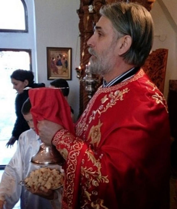 После хапшења свештеника након литија: Ћалићу задржавање до 72 сата, пред зградом тужилаштва у Подгорици окупио се велики број грађана