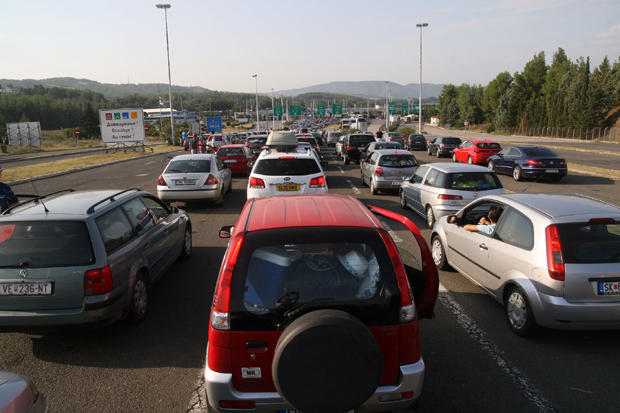 Ево зашто је Грчка МОРАЛА да ЗАБРАНИ улазак српским држављанима све до 1. јула