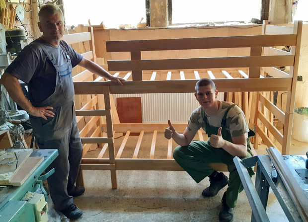 Сину Стефану пренео завет хуманости: Столице за храњење беба из радионице мајстора Милорада и даље ће се поклањати