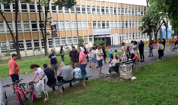 Родитељи траже смену директорке: Протест испред ОШ “Ђуро Стругар”