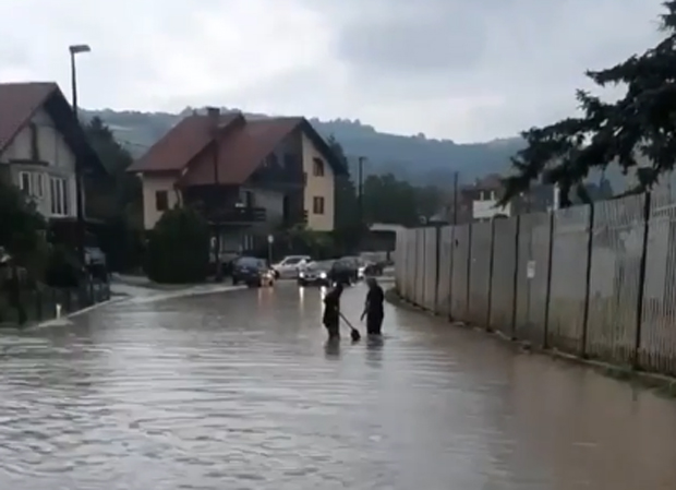РХМЗ издао упозорење: У наредна два сата ови делови Србије су на удару кише, Севојно већ под водом (ВИДЕО)