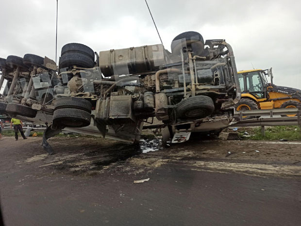 ВИДЕО: Преврнуо се шлепер на ауто-путу, расуо се песак по коловозу, велика  ГУЖВА код аеродрома Никола Тесла (ФОТО)