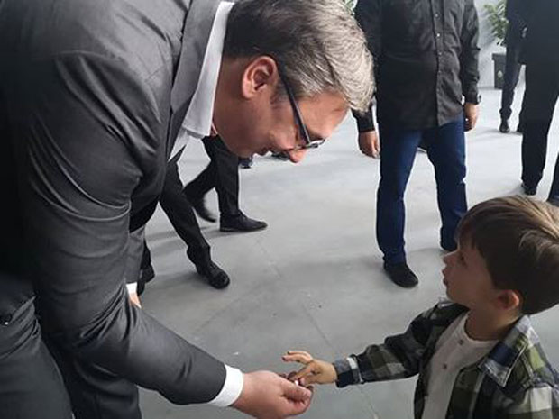 За Вукана од Тадије: Председнику Вучићу дечак у Чачку уручио необичан поклон за сина (ФОТО) 