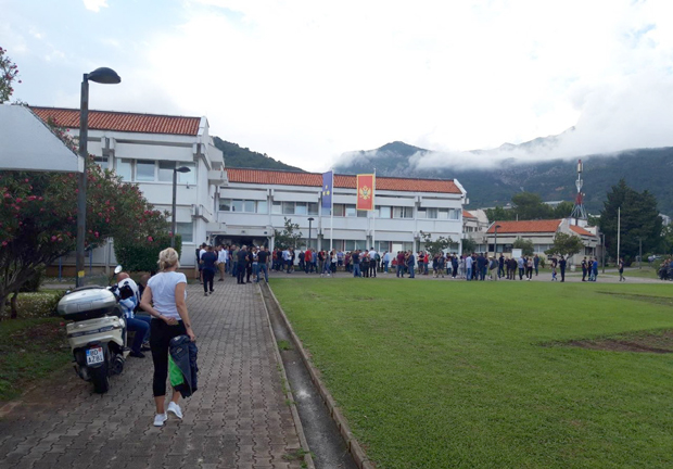 Драма у СО Будва: Обезбеђење и ватрогасци у холу, инспекција би да уведе ново руководство, Царевић поручује - Животима ћемо бранити имовину! 