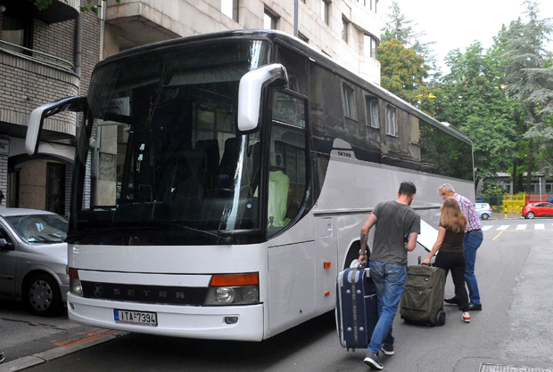 Јуче смо имали компликације, сада ће ваљда све бити у реду: Двадесетак путника кренуло првим аутобусом из Београда за Атину