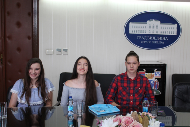 Емилија, Љубинка и Данило представљају Бијељину на „Ритму Европе“