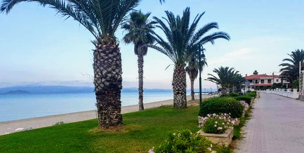 Уздају се у долазак Срба: Празне плаже у Пефкохорију, надају се новим гостима из наше земље (ФОТО)