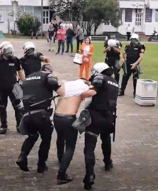 Потпуни хаос у Будви! Кордон полиције опколио зграду, УХАПШЕНИ председник општине Марко Царевић, Радовић и Божовић, поломљена стакла на Општини, употребљена ХЕМИЈСКА СРЕДСТВА (ВИДЕО)