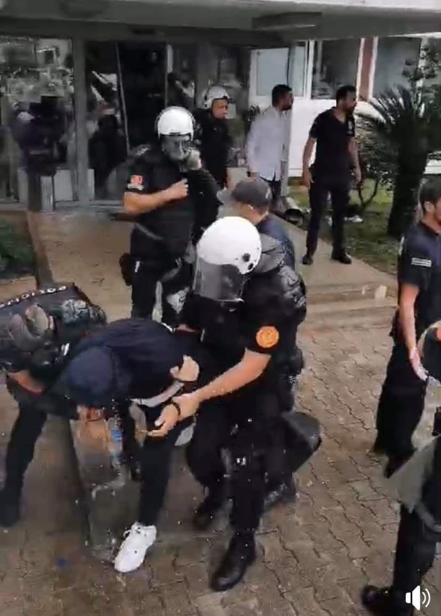 Полиција Царевића и Радовића одвела у НЕПОЗНАТОМ ПРАВЦУ