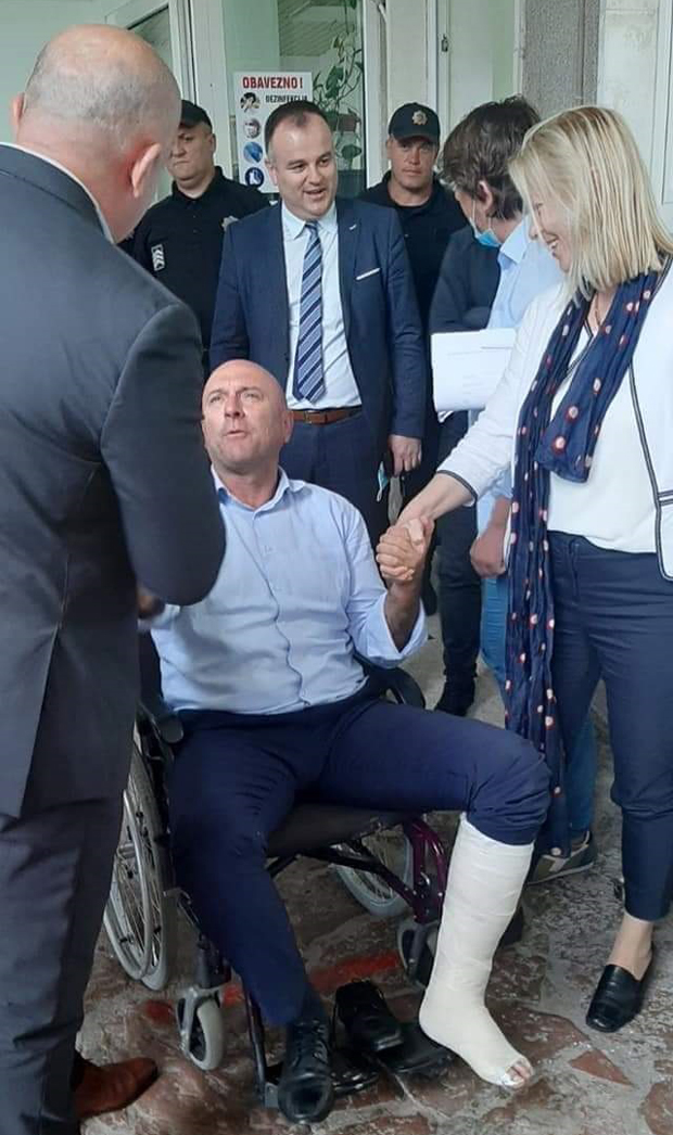 После бруталне интервенције полиције у Будви, градоначелник Царевић, са ногом у гипсу, поручио: Нећу се предати, нити одустати (ФОТО)