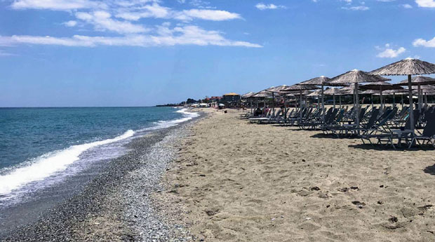 Грци једва дочекали прве туристе из Србије: Гостију нема, лежаљке и сунцобрани махом за џабе, а ево колико шта кошта