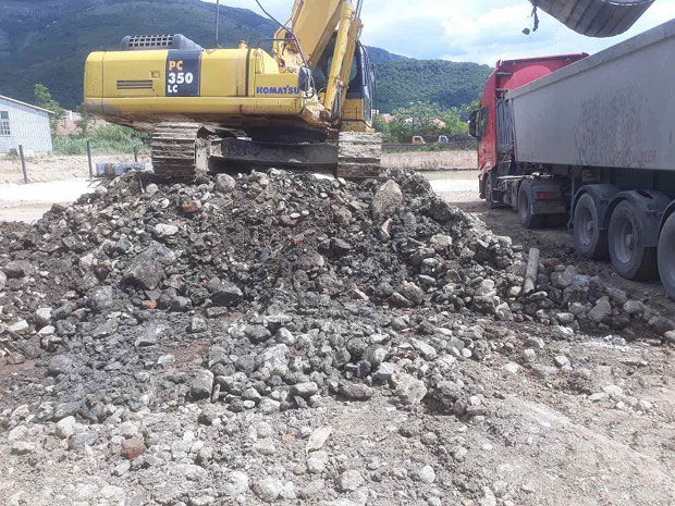 Бивши радници бродоградилишта у Бијелој упозоравају: Азбестни отпад трује земљу