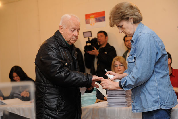 Верују да се редовним изласком на биралишта боре за будућност своје деце и унука: Гласаће док су живи