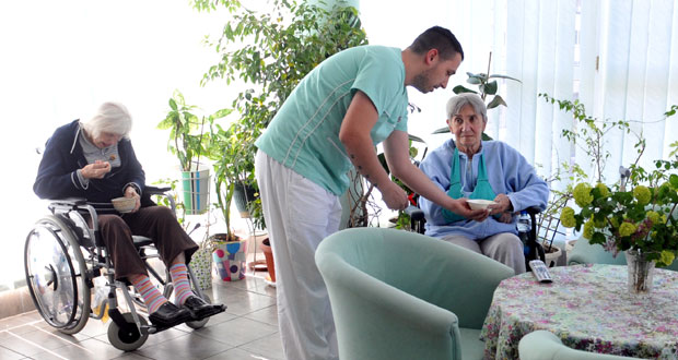 Станари домова за старе коначно могу да примају посете, али под строгим условима: Сусрети под маскама, али без загрљаја