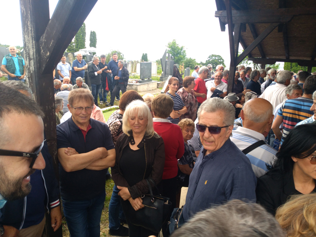 Сахрањена легенда “шумадијске двојке”: Добривоја Топаловића на вечни починак испратило стотине људи, Мирослав Илић се у сузама опростио од кума  (ФОТО)