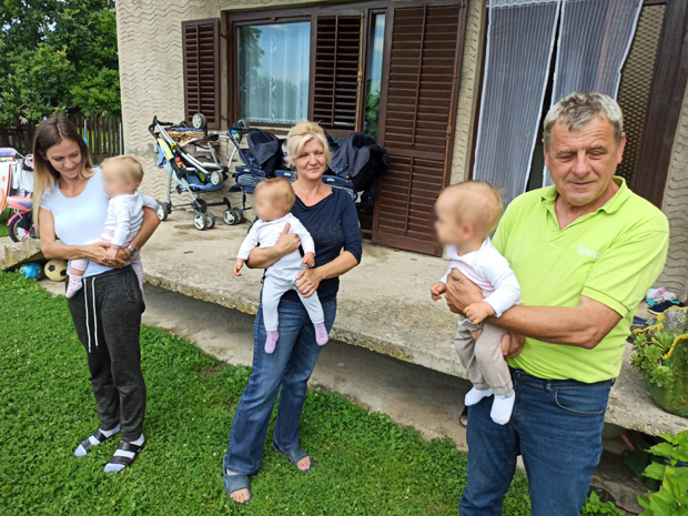 Посета лозничким тројкама: Срећна породица спрема 1. рођендан Сари, Марији и Софији (ФОТО)