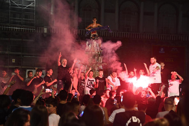 Ко каже да се само у Србији слави титула у доба короне: Напуљ горео од навијача после освајања Купа (ФОТО/ВИДЕО)