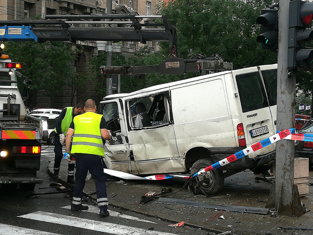 ПОЗНАТ идентитет погинулих код зграде Владе: Живот изгубило двоје младих из БМВ, хоспитализовани повређени путници из комбија