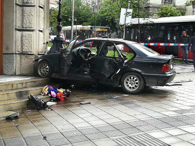 УЗНЕМИРУЈУЋИ ВИДЕО: Стравичан снимак судара испред Владе Србије