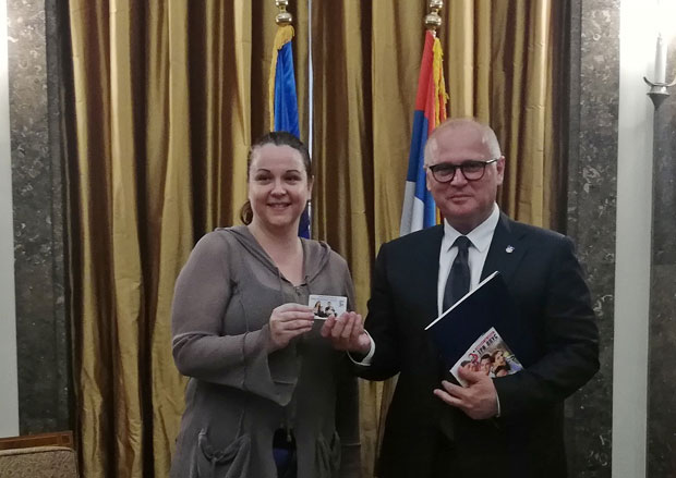 Почело преузимање картица на шалтерима локалних самоуправа: Уручена прва три плус картица