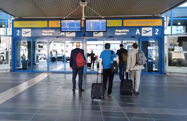 НОВОСТИ САЗНАЈУ: Авион са путницима из Србије слетео у Грчку, сви путници завршили у карантину