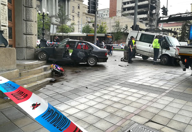 НОВИ ДЕТАЉИ стравичне несреће: Прошао КРОЗ ЦРВЕНО, остао без сина и жене