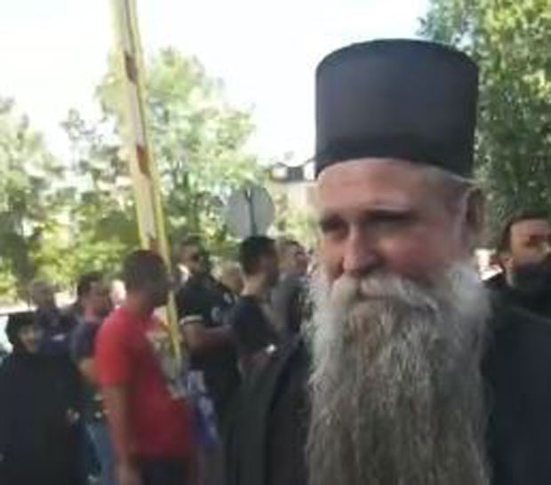 Епископ Јоаникије пред судом: Народ поручује „Не дамо светиње, не дамо владику и свештенике!“ (ВИДЕО)