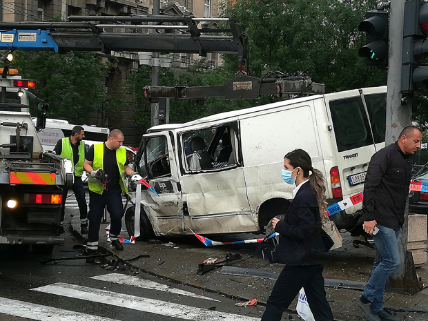Осетио сам снажан ударац, пуцало је на све стране. Видео сам колеге које су испале кроз прозор. Нисам знао да ли су живи: Исповест радника који је преживео удес код Владе