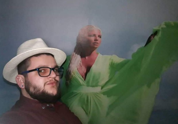 Она му је животна снага и инспирација. Има фото тапет са њеним ликом, постере, маске за мобилне: Нинослав опчињен Карлеушом, истетовирао њен лик и стихове (ФОТО)