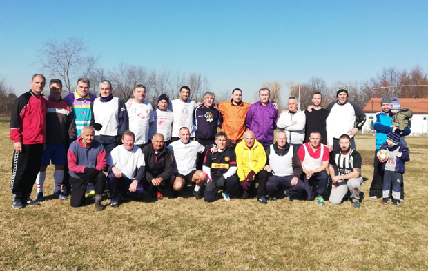 Супруге претиле разводом, деца плакала, кумови окретали леђа. Крштења, венчања, рођендани могу да трпе, али лопта - не: Њима је недељом у 10.00 фудбал обавезан