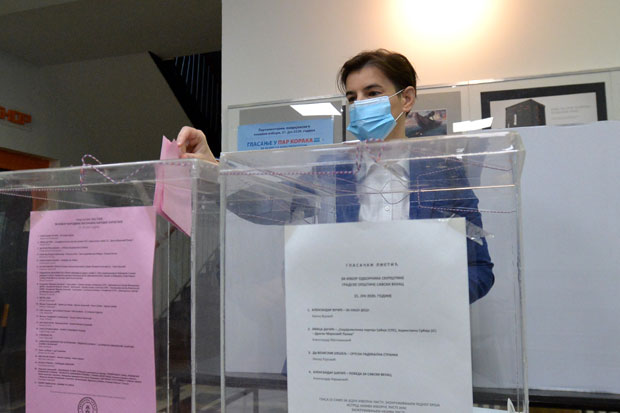 Премијерка Ана Брнабић гласала на Дедињу