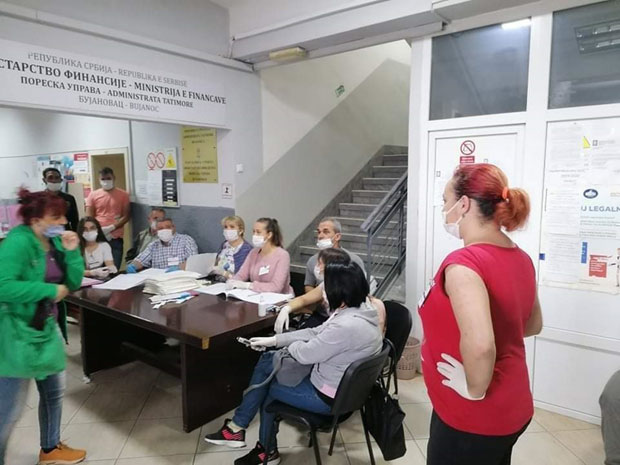 Гужве на биралиштима у Бујановцу  (ФОТО)