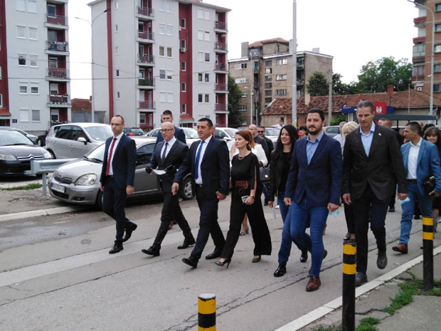 На Косову и Метохији грађани од отвањања бирачких места пожурили на гласања (ФОТО)