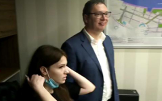 Делић атмосфере са прославе СНС-а: Вучић слави са ћерком Милицом уз песме косовских јунака (ВИДЕО)