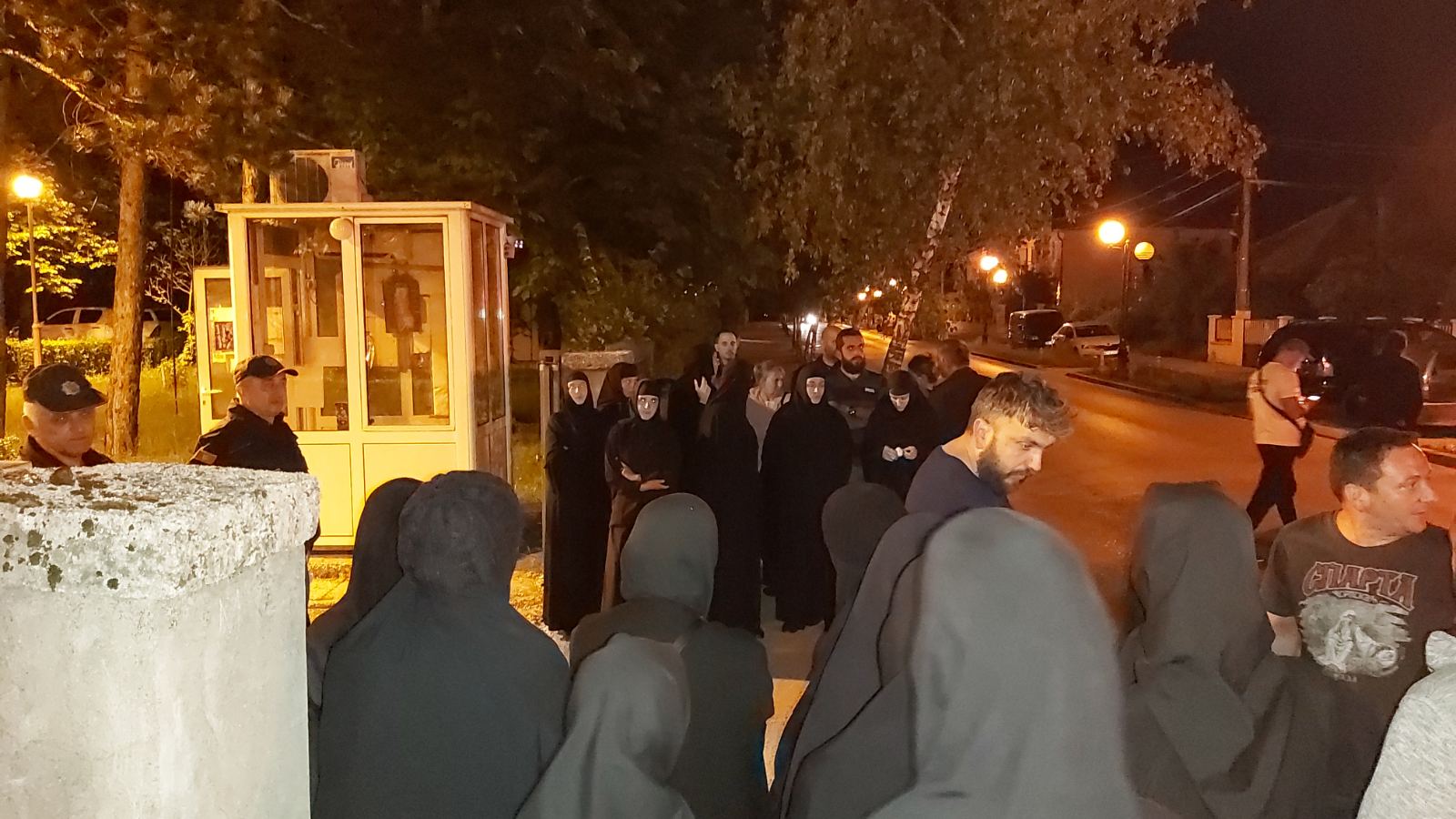 Вечерас један од најачих удара на свештенство у Црној Гори: Свештеници хапшени, па пуштени, народ се окупљао да подржи парохе (ВИДЕО)