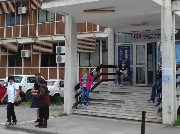 Изборни дан у Крагујевцу: Грађани гласају на 168 БИРАЧКИХ МЕСТА (ФОТО)