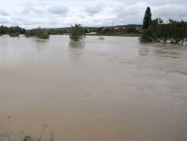 РХМЗ издао нова упозорења: Наредна ДВА ДАНА критично на ОСАМ река, вода прети да изађе из корита