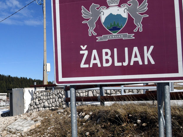 УХАПШЕНИ СВЕШТЕНИЦИ НА ЖАБЉАКУ, БИЈЕЛОМ ПОЉУ  И НИКШИЋУ, НА САСЛУШАЊУ ТРИ ПАРОХА: Милова полиција опет удара на цркву (ФОТО)