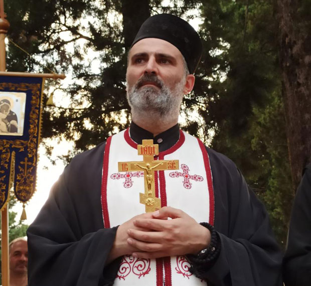 Нека хапсе и прогоне, ми смо и даље браћа: Беседа протојереја Предрага Шћепановића после хапшење пароха (ФОТО)