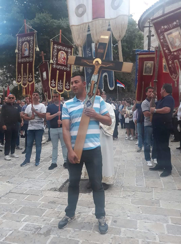 Још један полицајац из Будве ВРАТИО УНИФОРМУ и вечерас предводи литију: Не желим да будем део тог колектива који багерима руши наше храмове