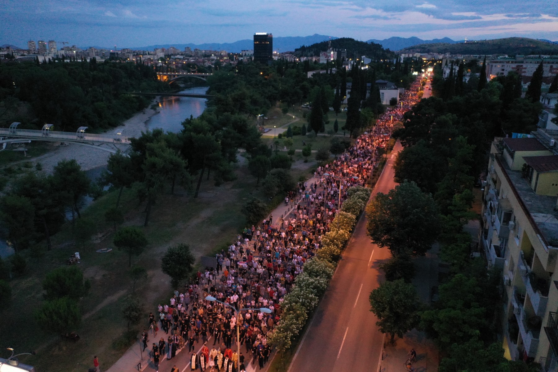 Црна Гора опет на ногама: На хиљаде грађана на улицама Берана, 20.000 верника у Никшићу, у Будви река православља, ПОЛИЦИЈЕ НИ НА ВИДИКУ (ФОТО/ВИДЕО)