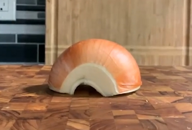 Хит на Инстаграму: Како да очистите лук за пет секунди без суза (ВИДЕО)