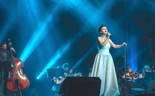 Кафанска молитва за душу: Амира обрадила хитове Томе и Силване