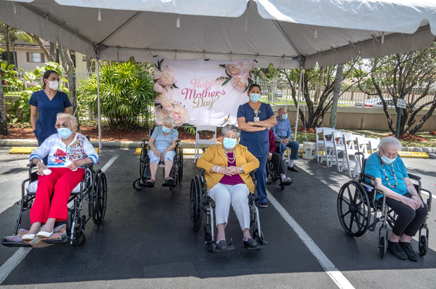 Америка опет показује суровост и монструозност: Старачки домови у САД избацују кориснике на улицу