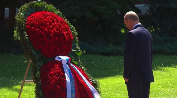 Путин одаје почаст борцима палим за слободу (ВИДЕО)
